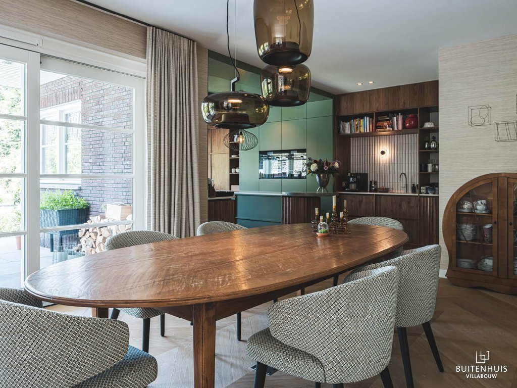 ThumbnailHouten eettafel in een warm interieur met uitzicht op de keuken