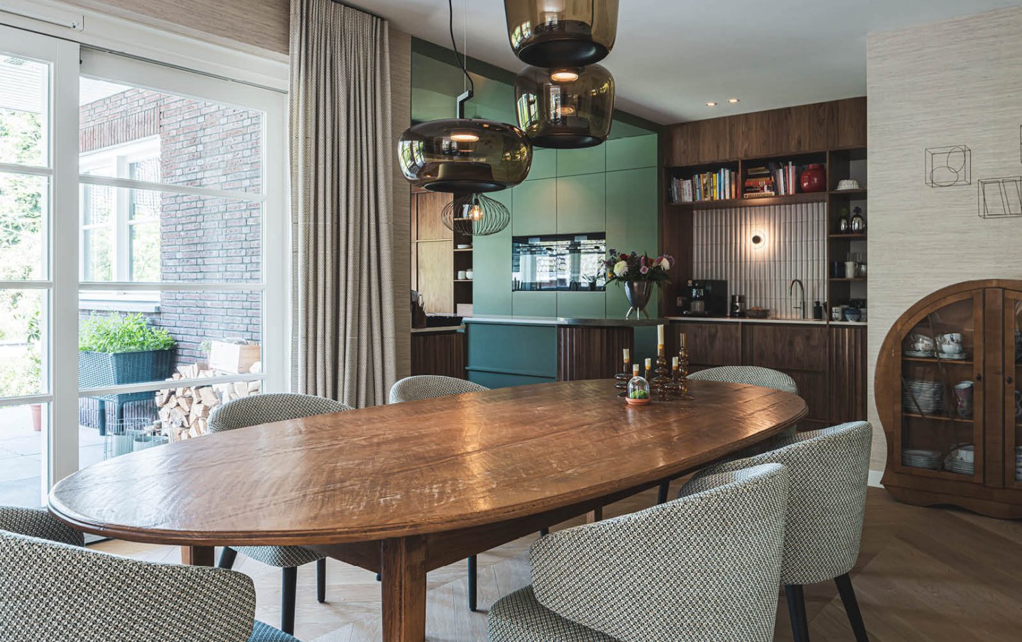 Houten eettafel in een warm interieur met uitzicht op de keuken