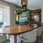 ThumbnailHouten eettafel in een warm interieur met uitzicht op de keuken