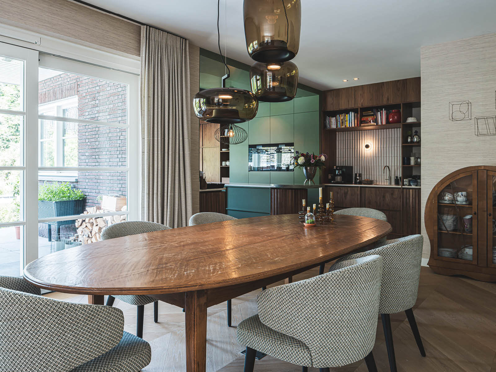 Houten eettafel in een warm interieur met uitzicht op de keuken