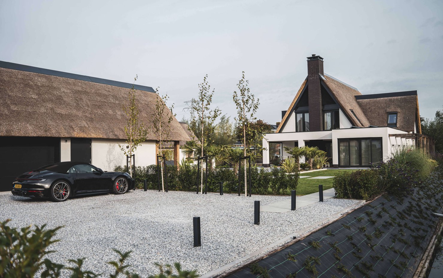 Stijlvolle witte villa met rietden dak, grote tuin en ruime parkeergelegenheid