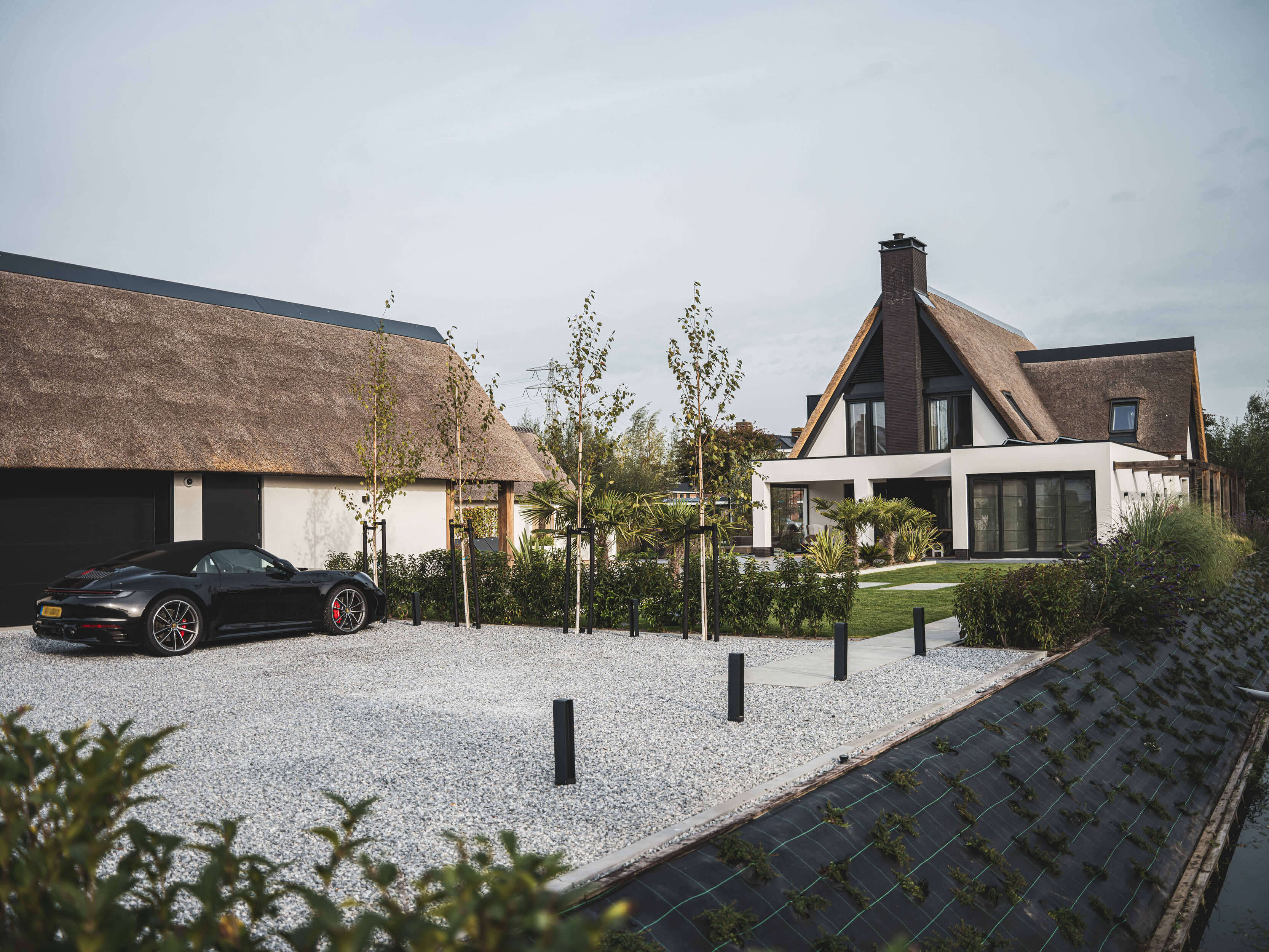 Stijlvolle witte villa met rietden dak, grote tuin en ruime parkeergelegenheid