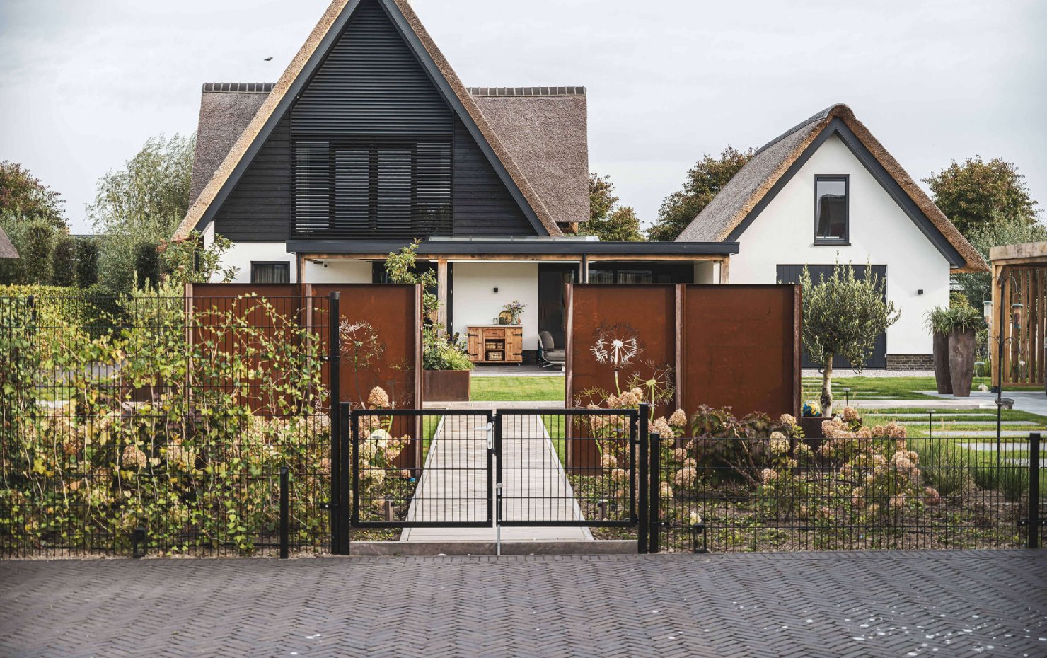 Een villa met rieten dak en stijlvolle lamellen