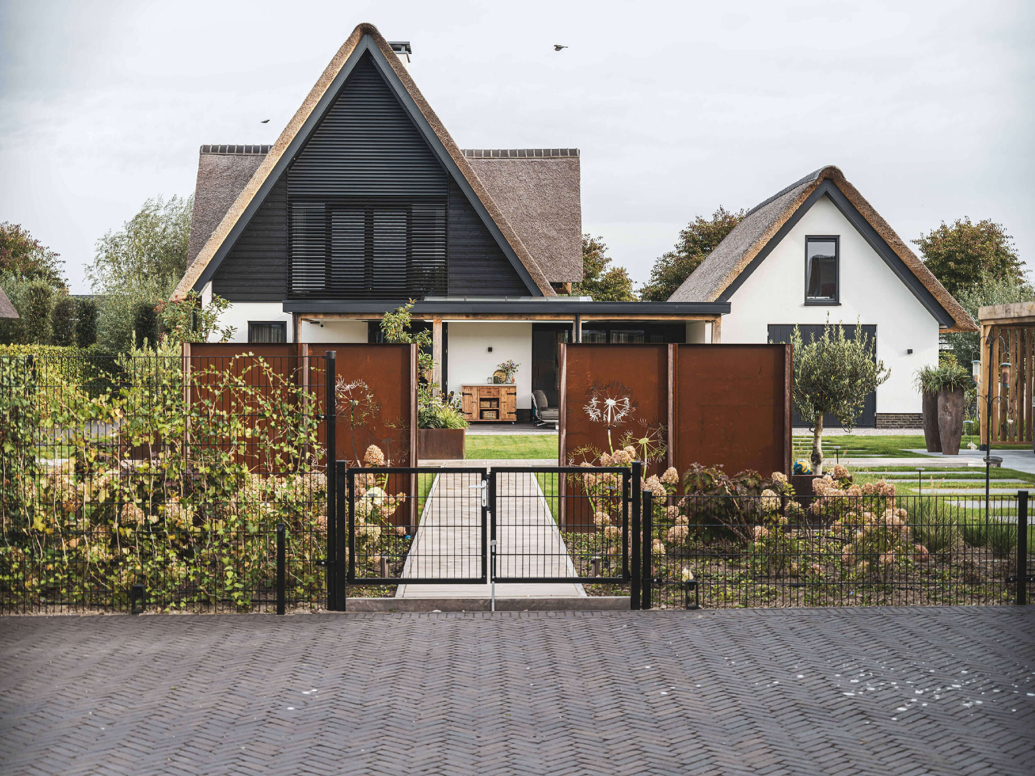 Een villa met rieten dak en stijlvolle lamellen