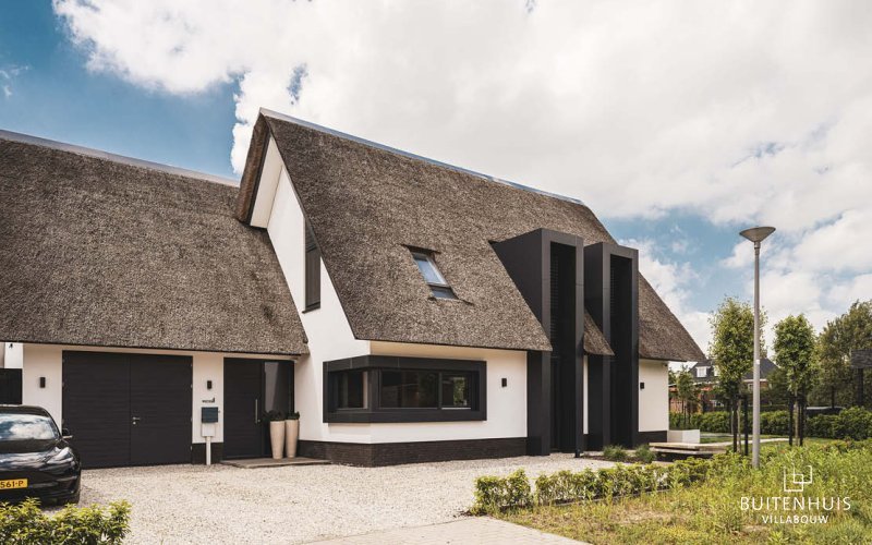 Rietgedekt landhuis met licht interieur