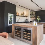 ThumbnailModerne keuken met wijnkoeler in het eiland en donkere houten kasten