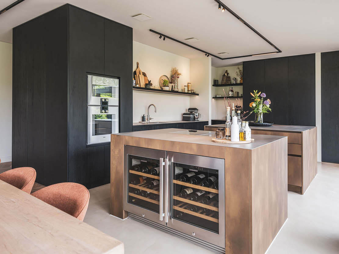Moderne keuken met wijnkoeler in het eiland en donkere houten kasten