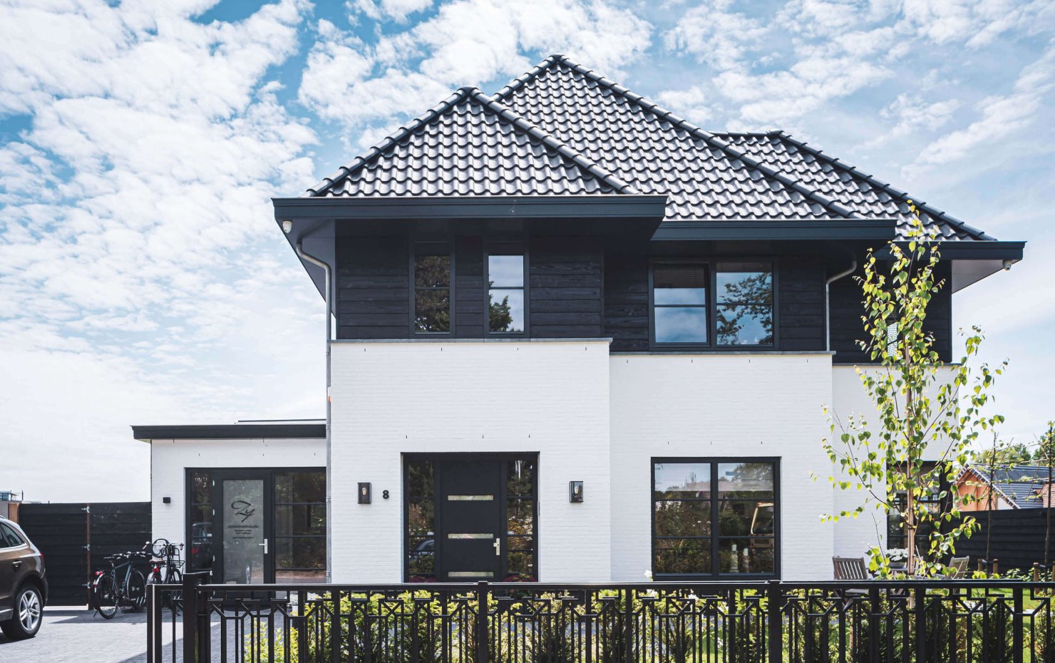 jaren 30 villa met zwartwitte gevel
