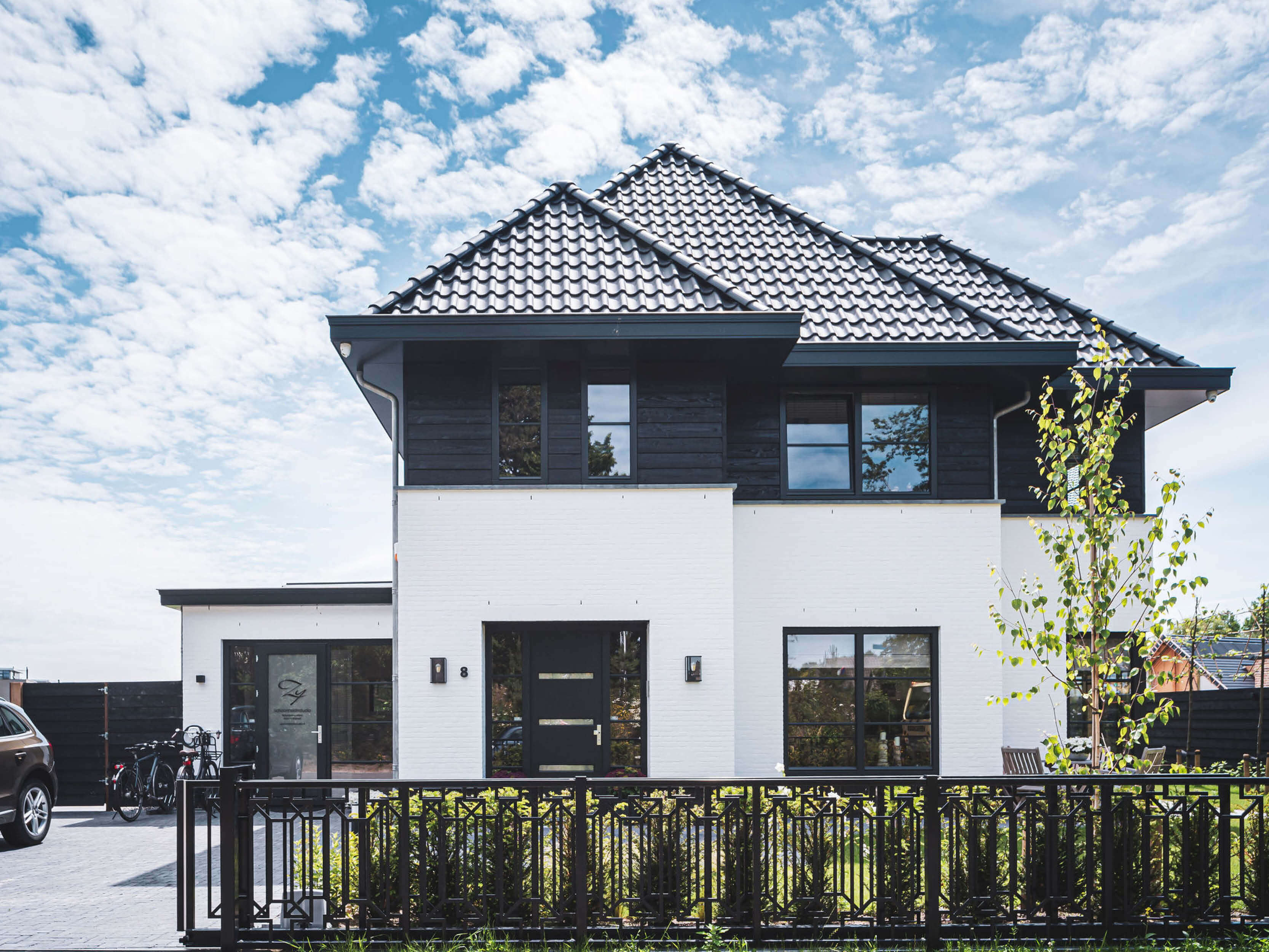 jaren 30 villa met zwartwitte gevel