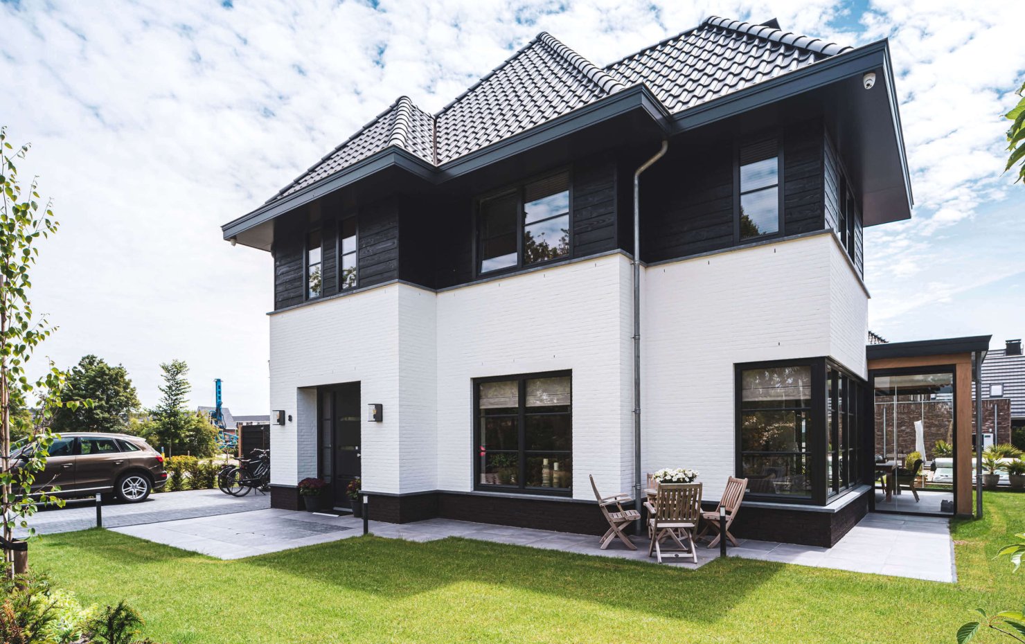 jaren 30 villa met zwartwitte gevel2