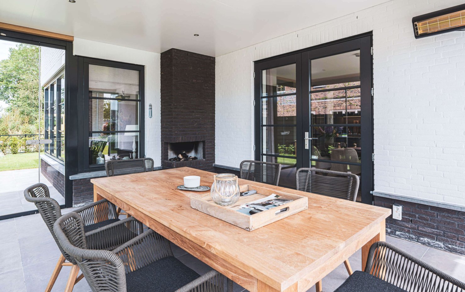 jaren 30 villa met zwartwitte gevel4
