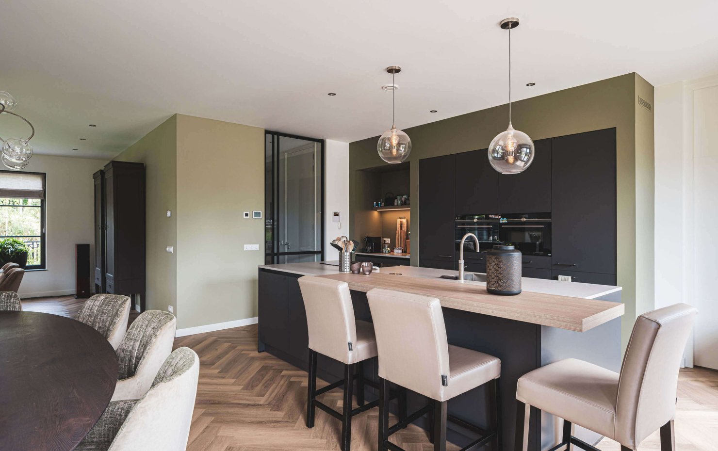 jaren 30 villa met zwartwitte gevel6