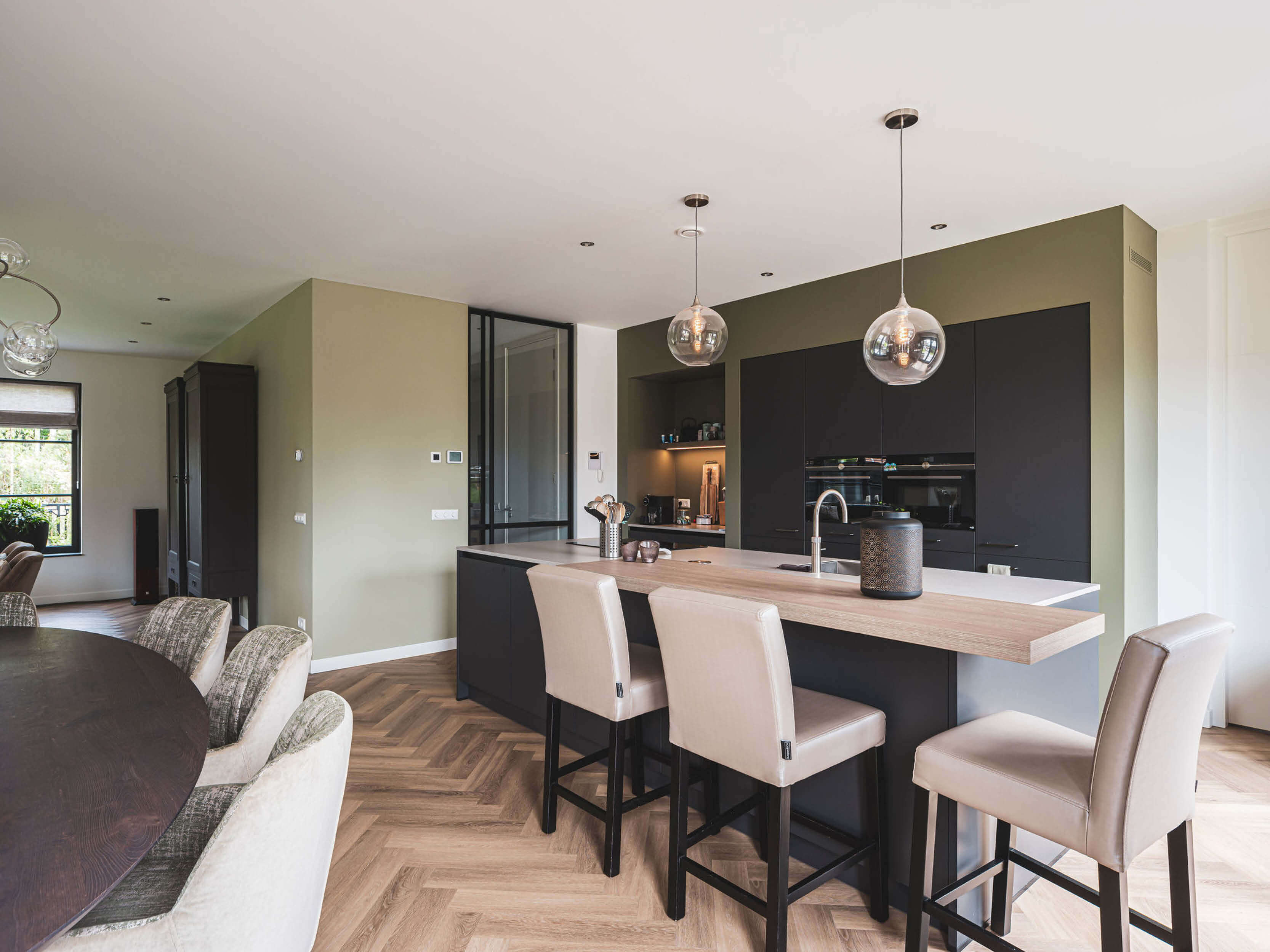 jaren 30 villa met zwartwitte gevel6