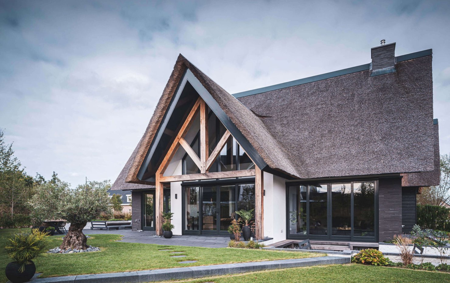 modern landelijke villa met rieten kap