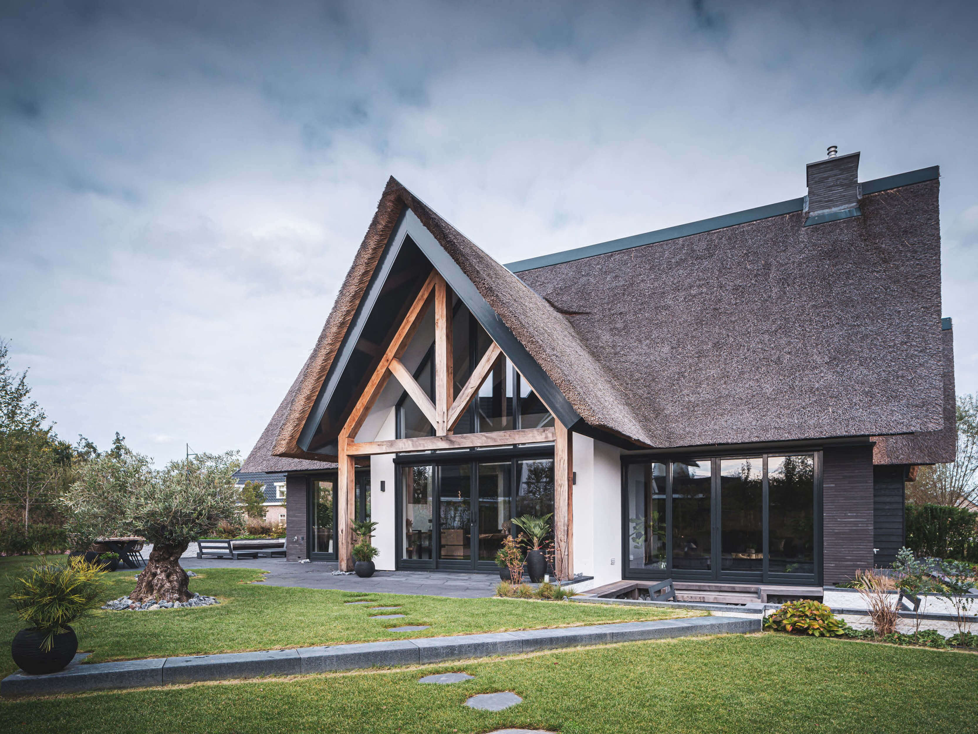 modern landelijke villa met rieten kap