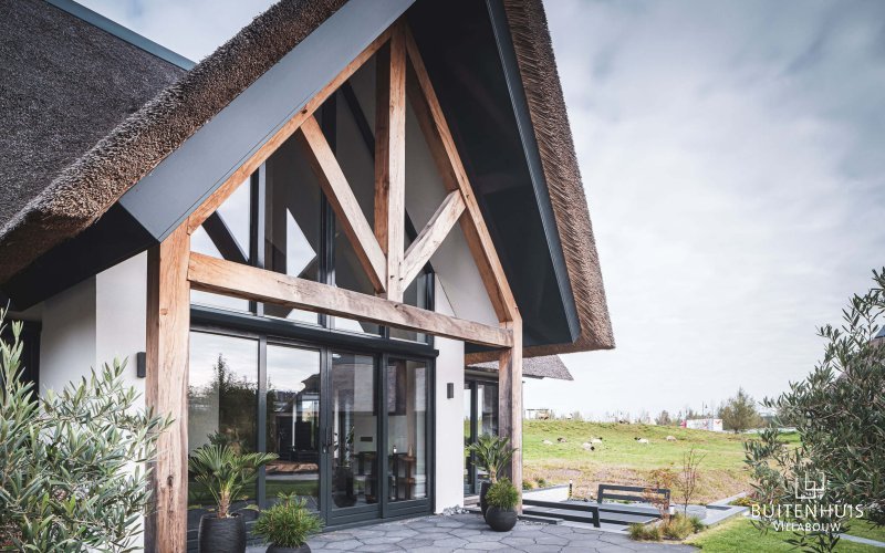 Modern landelijke villa met rieten kap