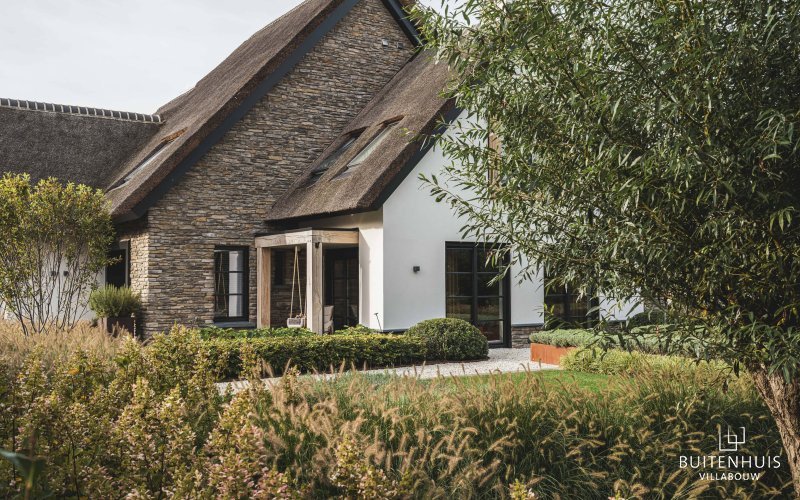 Modern landhuis met rieten kap