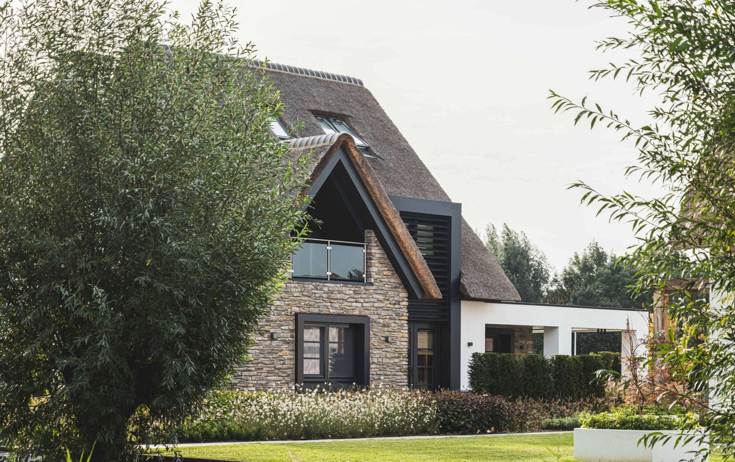 modern landhuis met rieten kap2