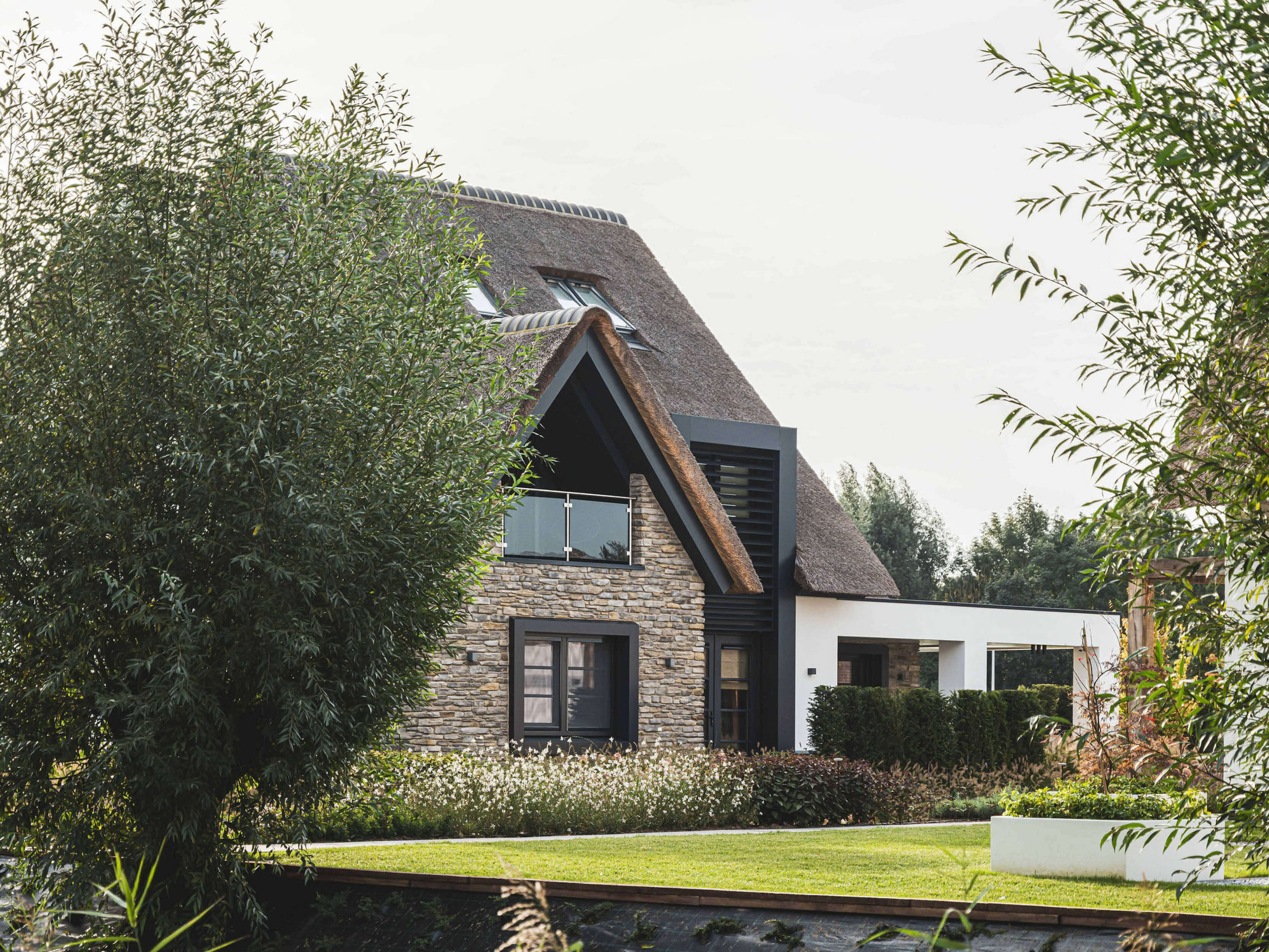 modern landhuis met rieten kap2