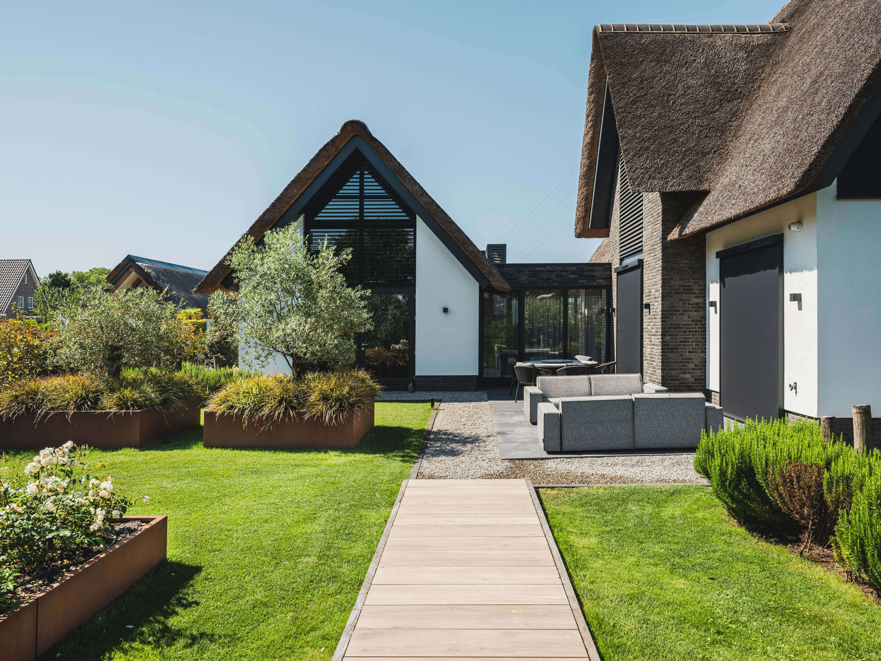 rietgedekte villa met zwembad2