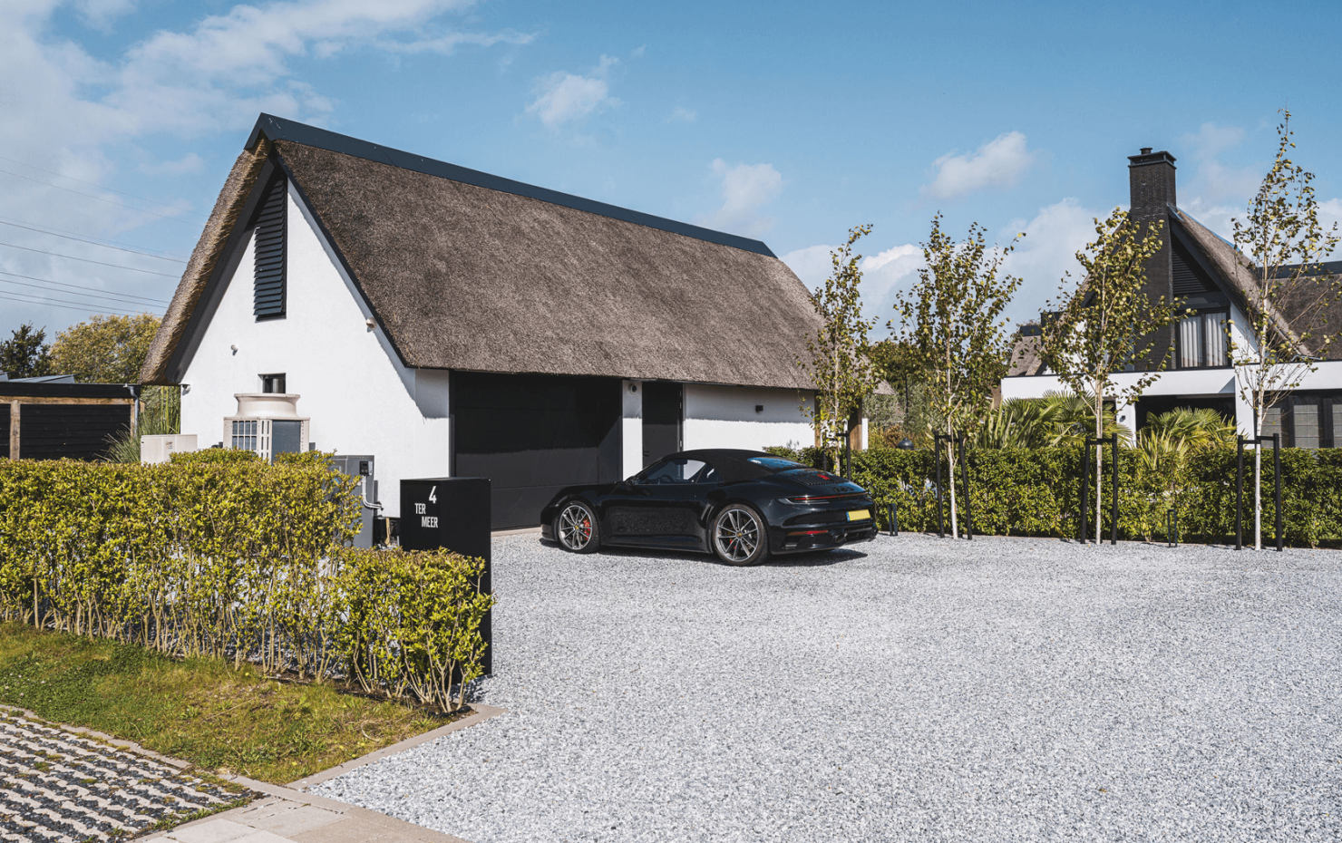 Moderne rietgedekte villa met luxe interieur2