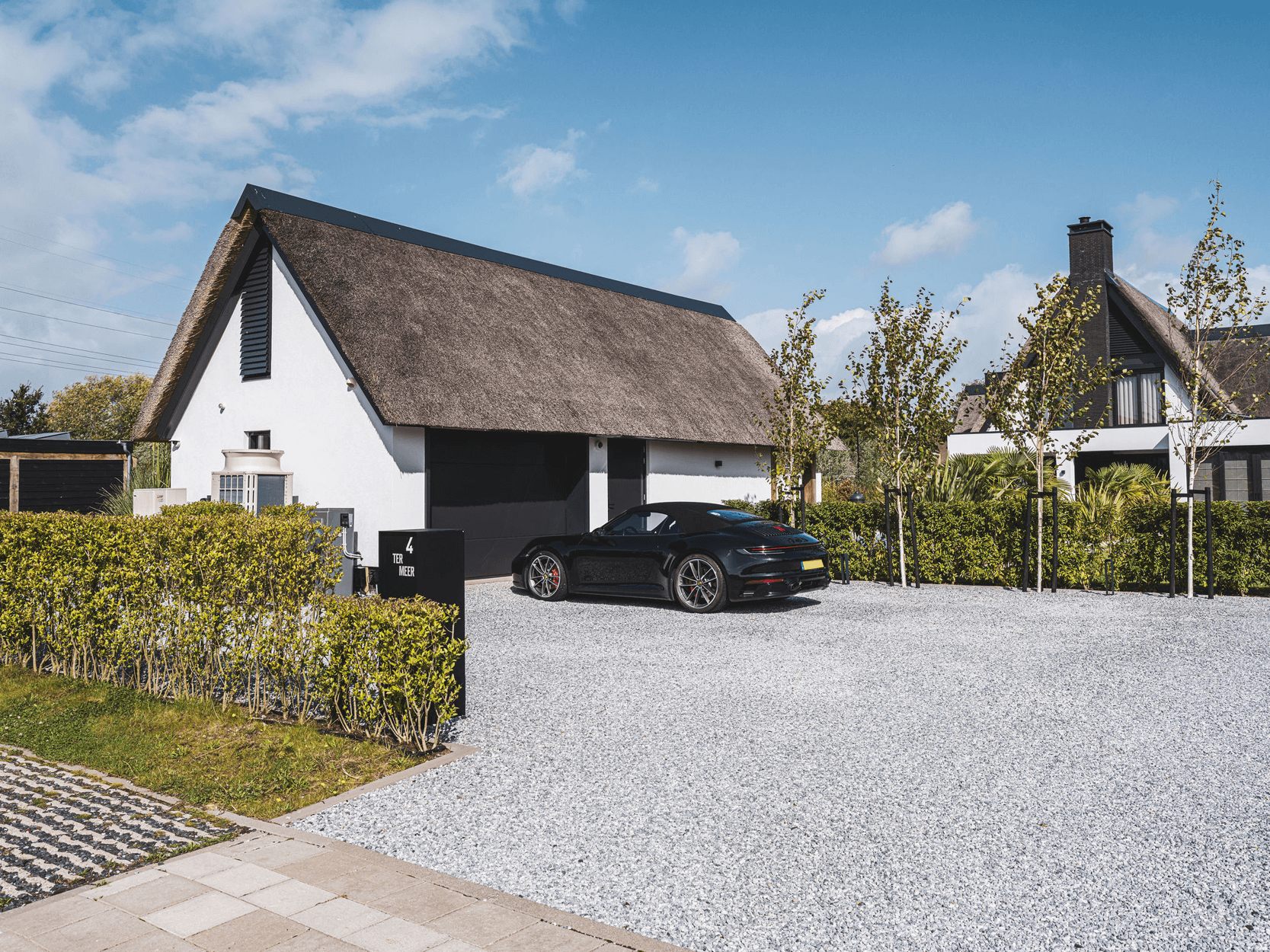 Moderne rietgedekte villa met luxe interieur2