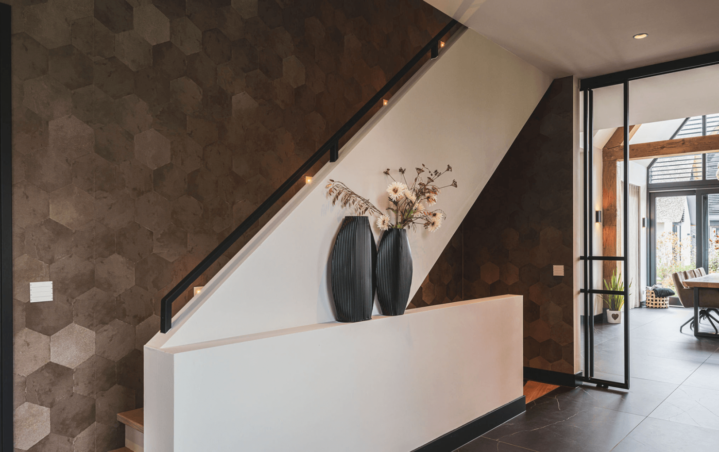 Moderne rietgedekte villa met luxe interieur3