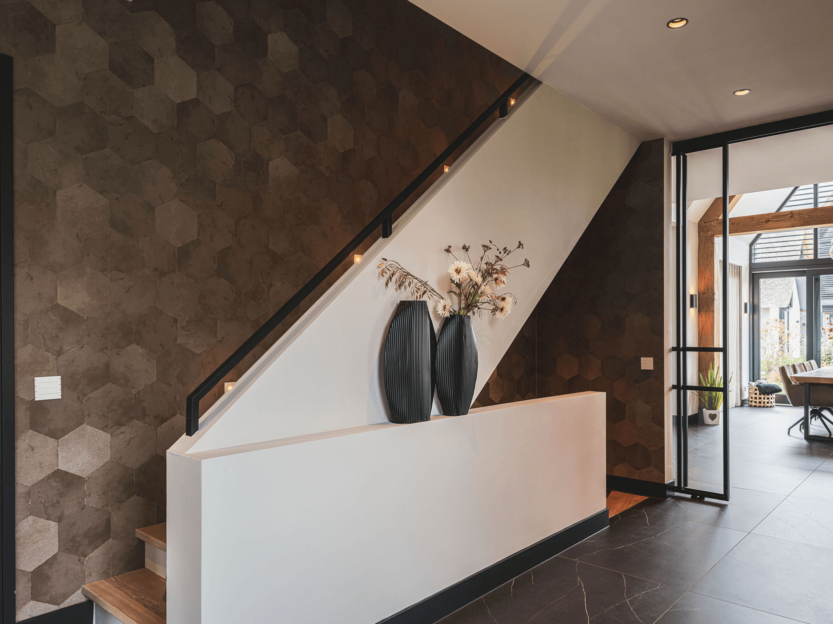 Moderne rietgedekte villa met luxe interieur3