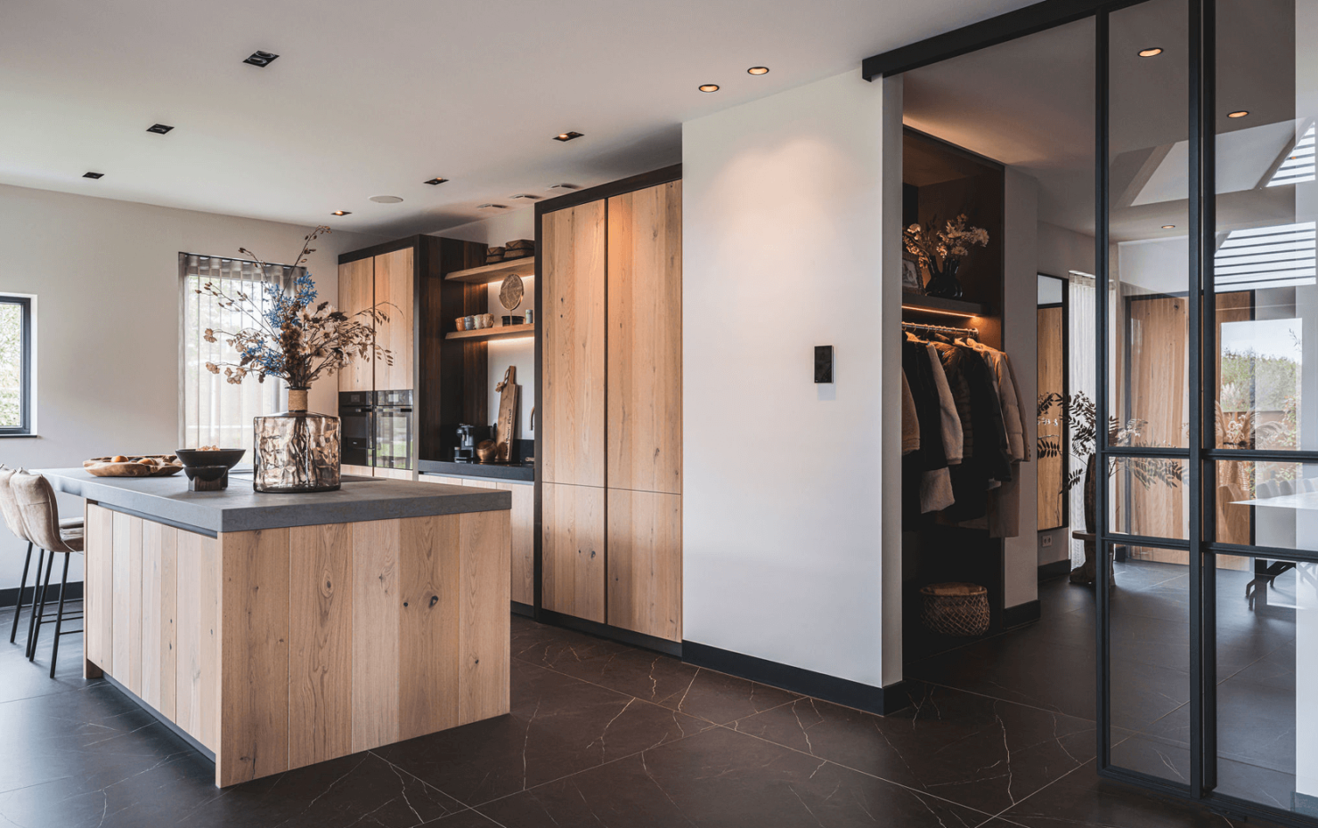 Moderne rietgedekte villa met luxe interieur4