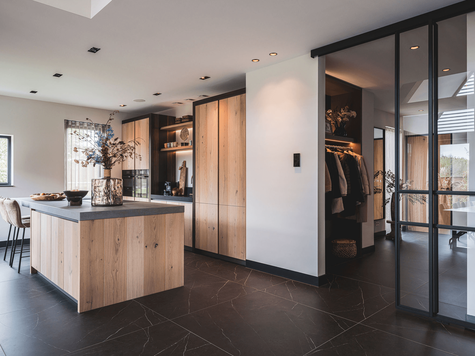 Moderne rietgedekte villa met luxe interieur4