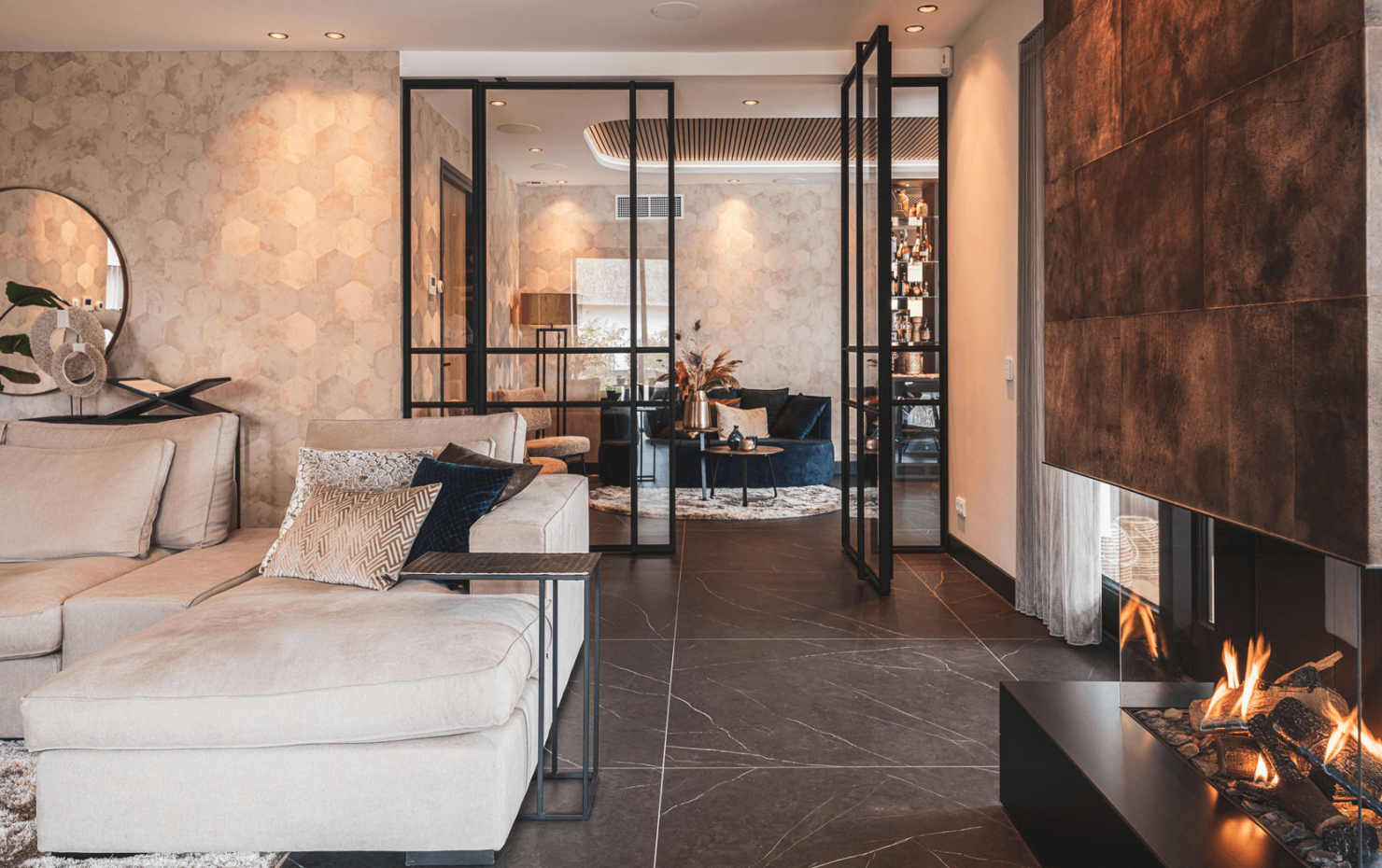 Moderne rietgedekte villa met luxe interieur5
