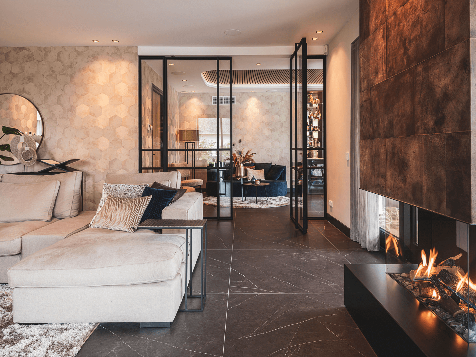 Moderne rietgedekte villa met luxe interieur5