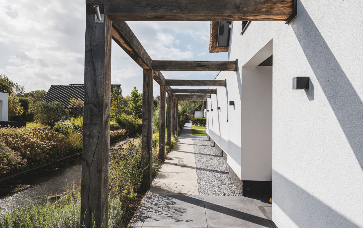 Moderne rietgedekte villa met luxe interieur7