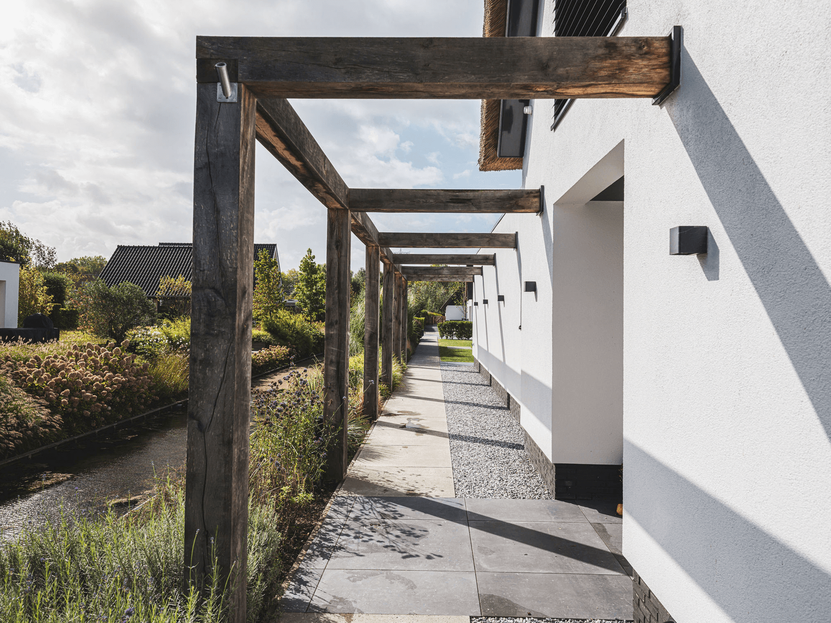 Moderne rietgedekte villa met luxe interieur7