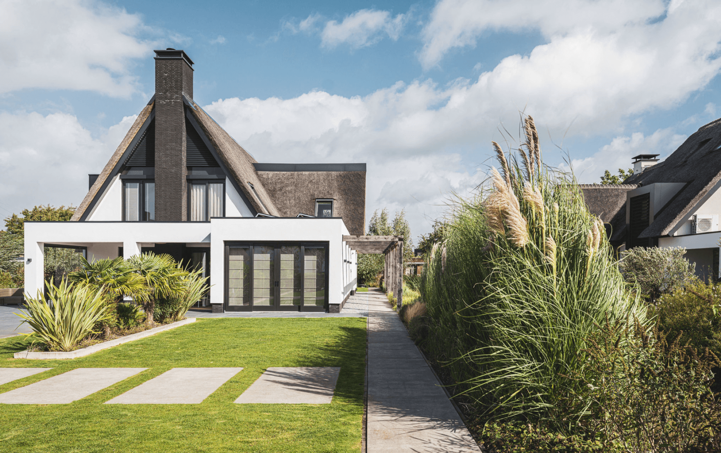 Moderne rietgedekte villa met luxe interieur8