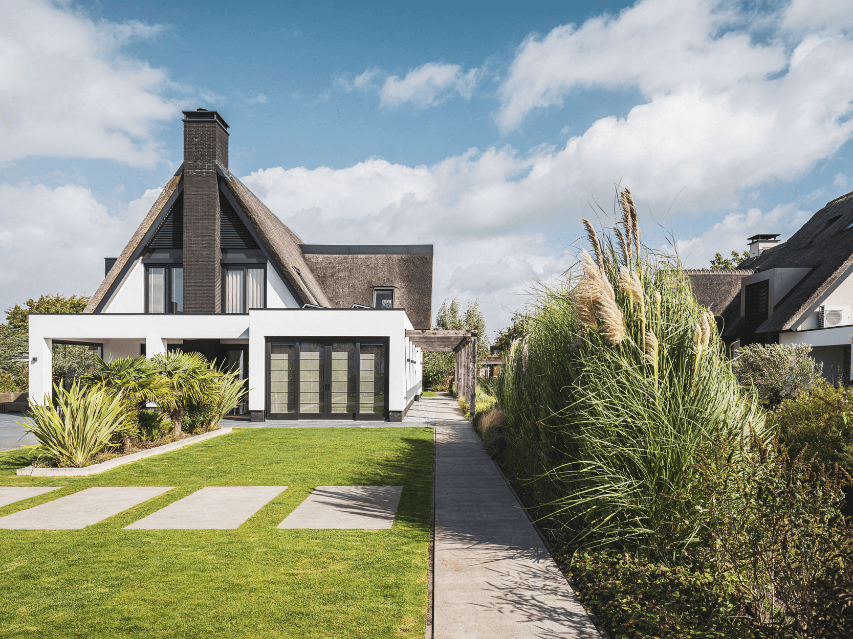 Moderne rietgedekte villa met luxe interieur8