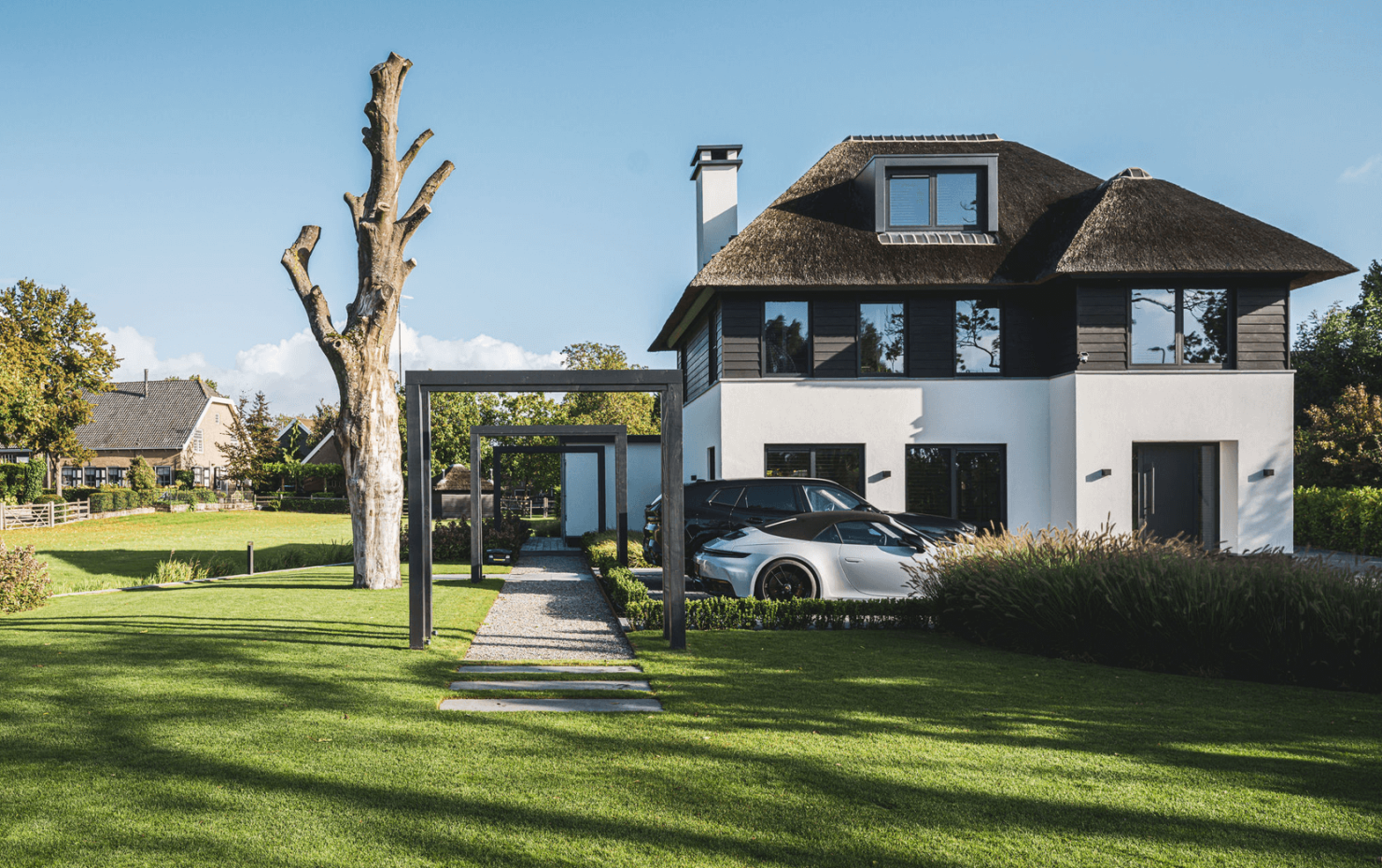 Rietgdekte villa met glazen balkon2