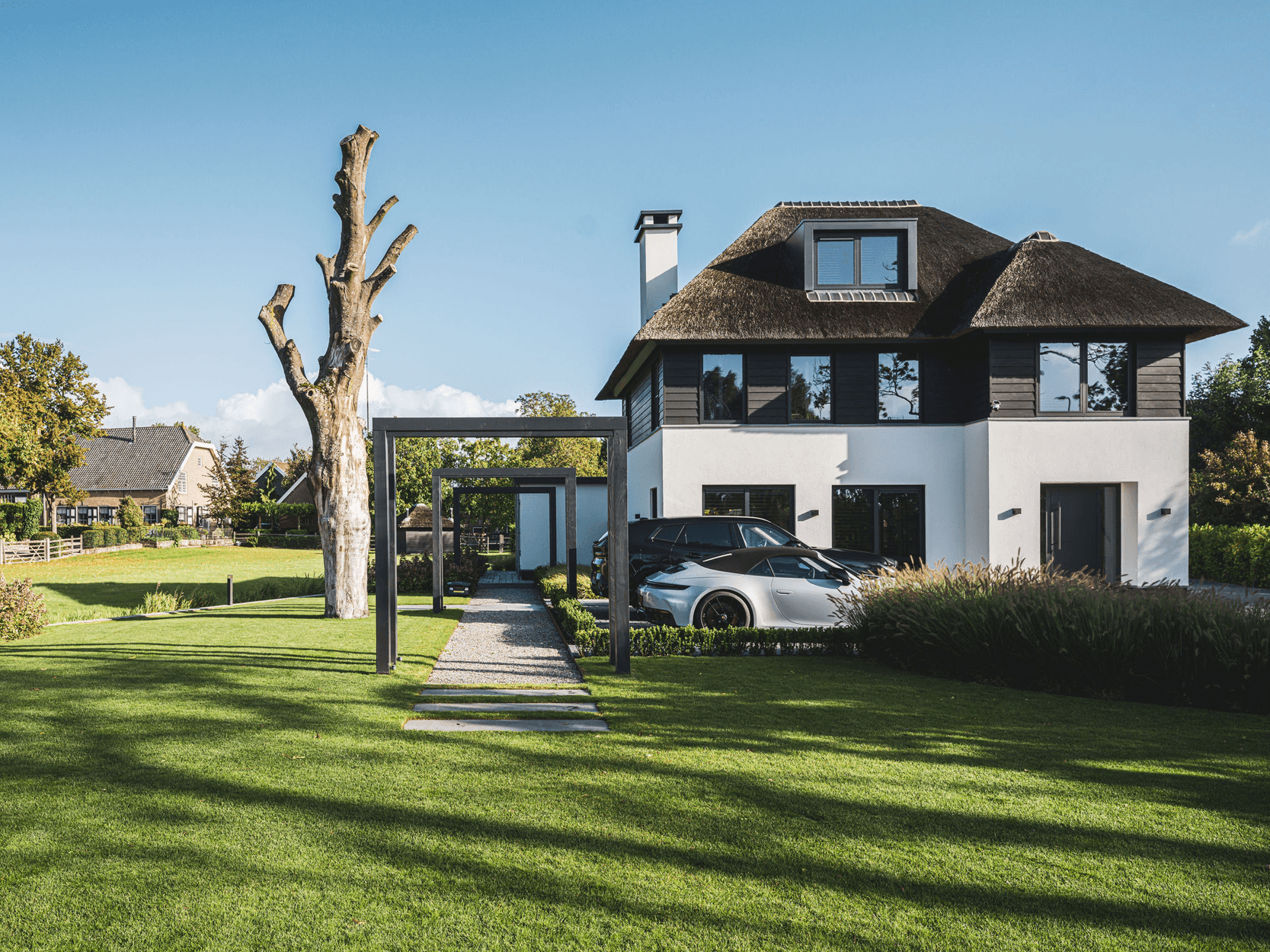 Rietgdekte villa met glazen balkon2
