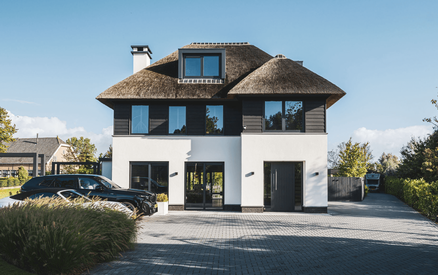 Rietgdekte villa met glazen balkon3