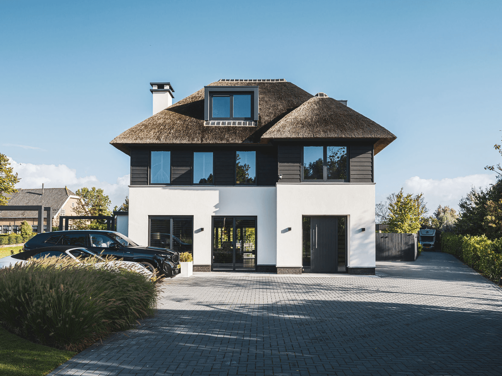 Rietgdekte villa met glazen balkon3