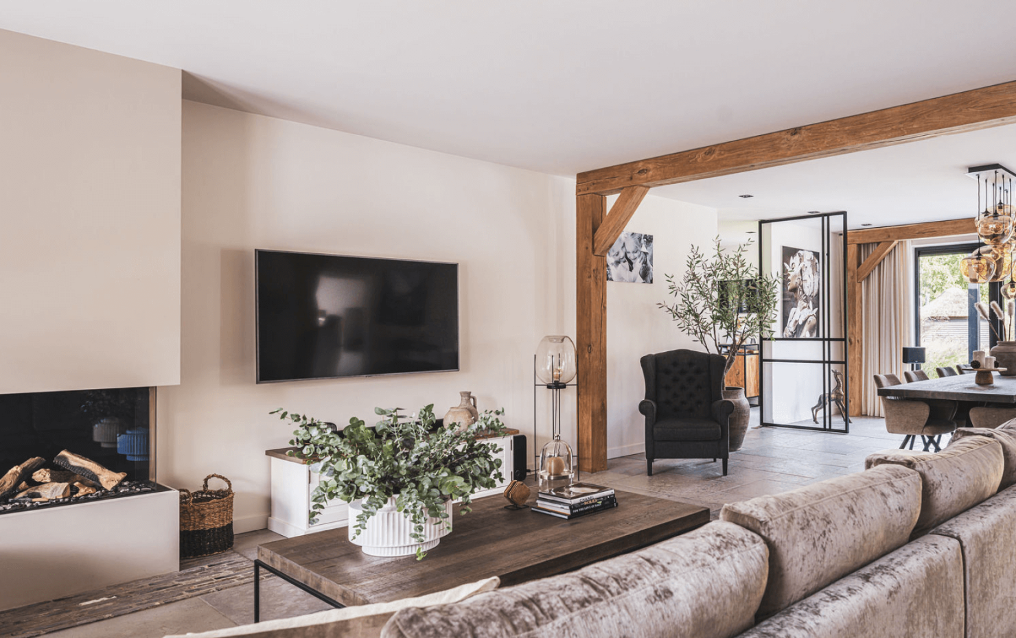 Rietgdekte villa met glazen balkon4