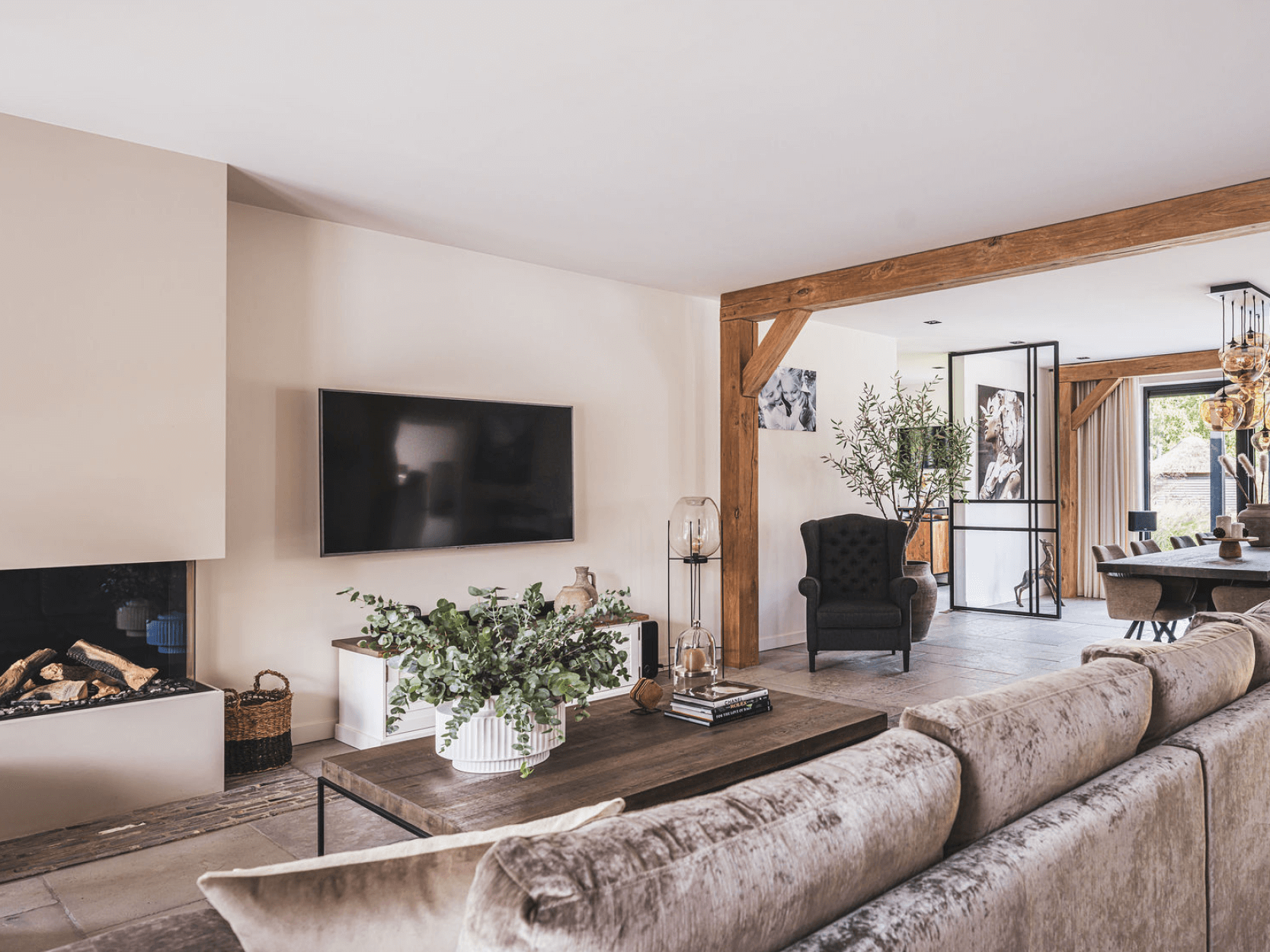 Rietgdekte villa met glazen balkon4