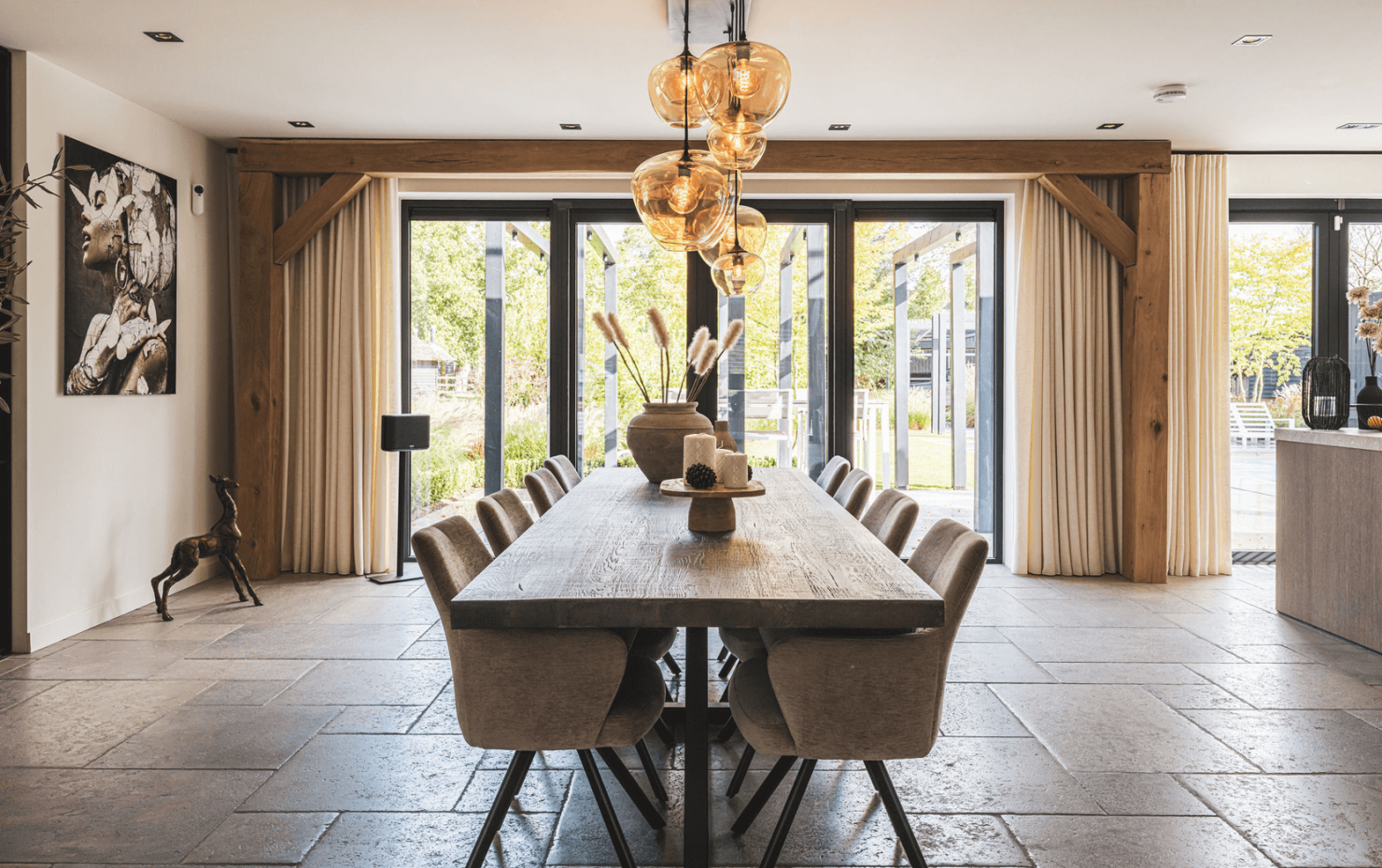 Rietgdekte villa met glazen balkon5
