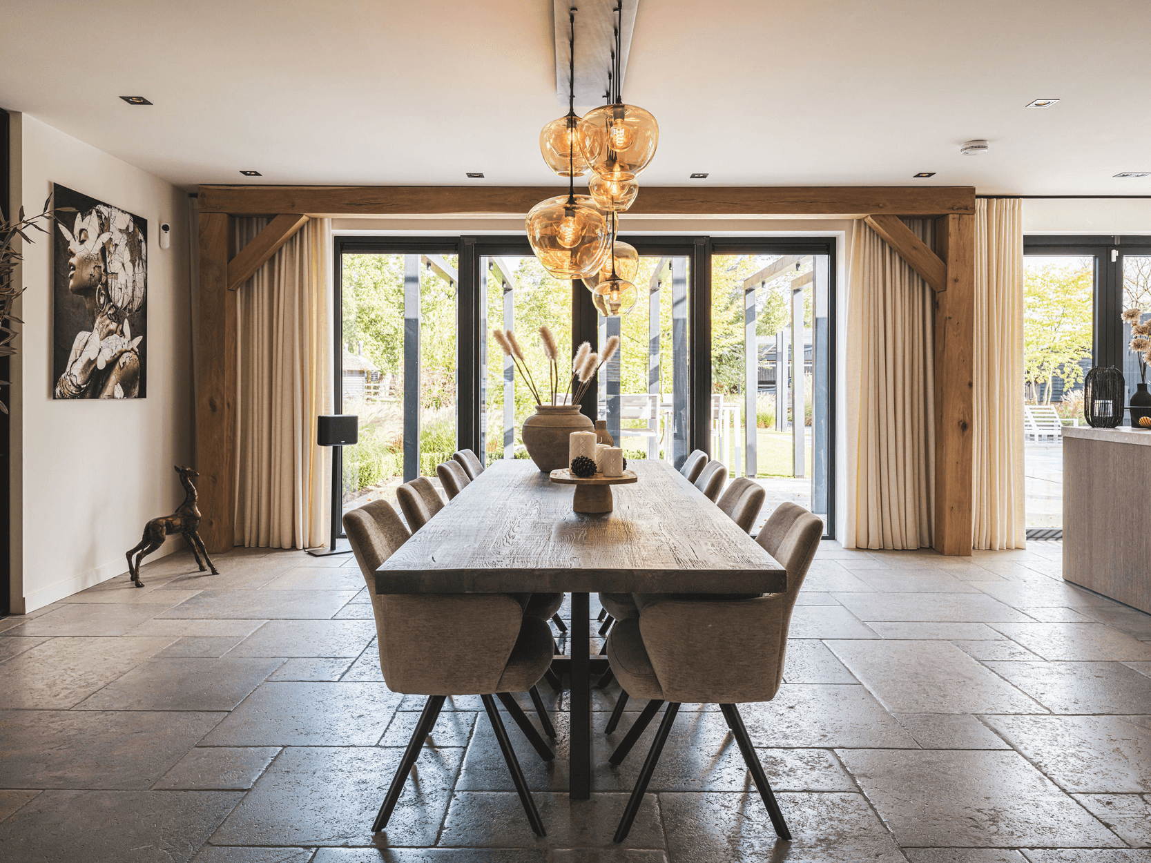 Rietgdekte villa met glazen balkon5