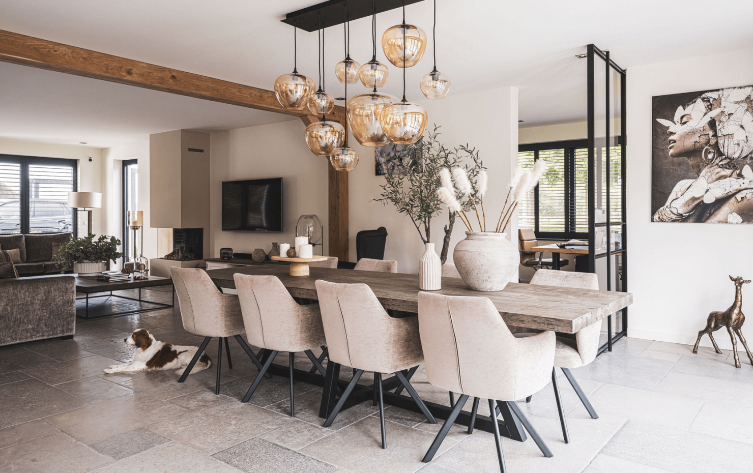 Rietgdekte villa met glazen balkon6