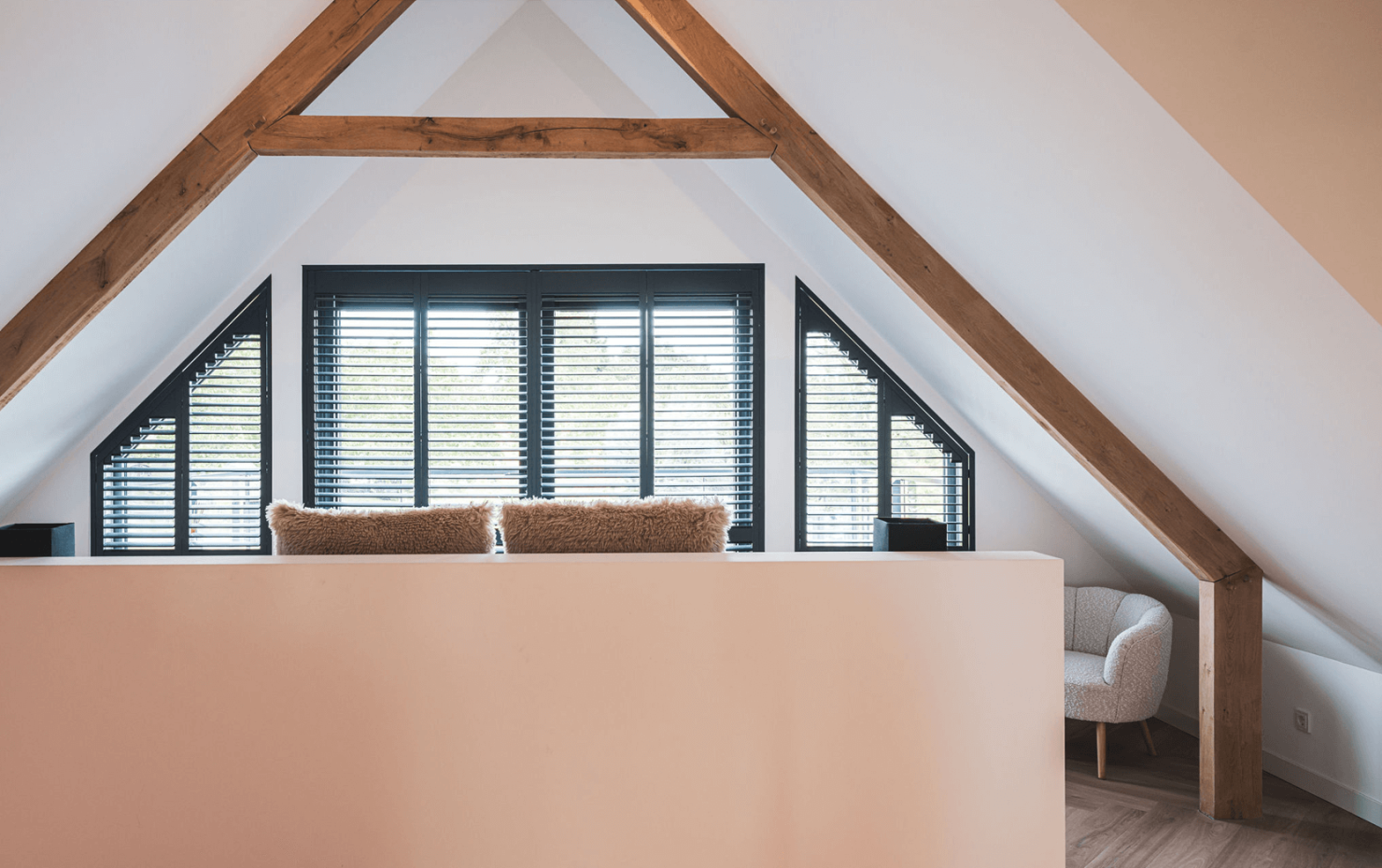 Rietgdekte villa met glazen balkon7