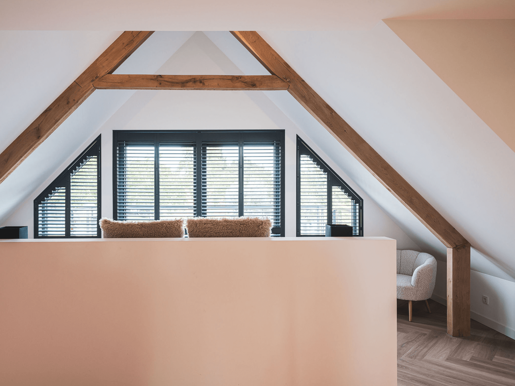 Rietgdekte villa met glazen balkon7