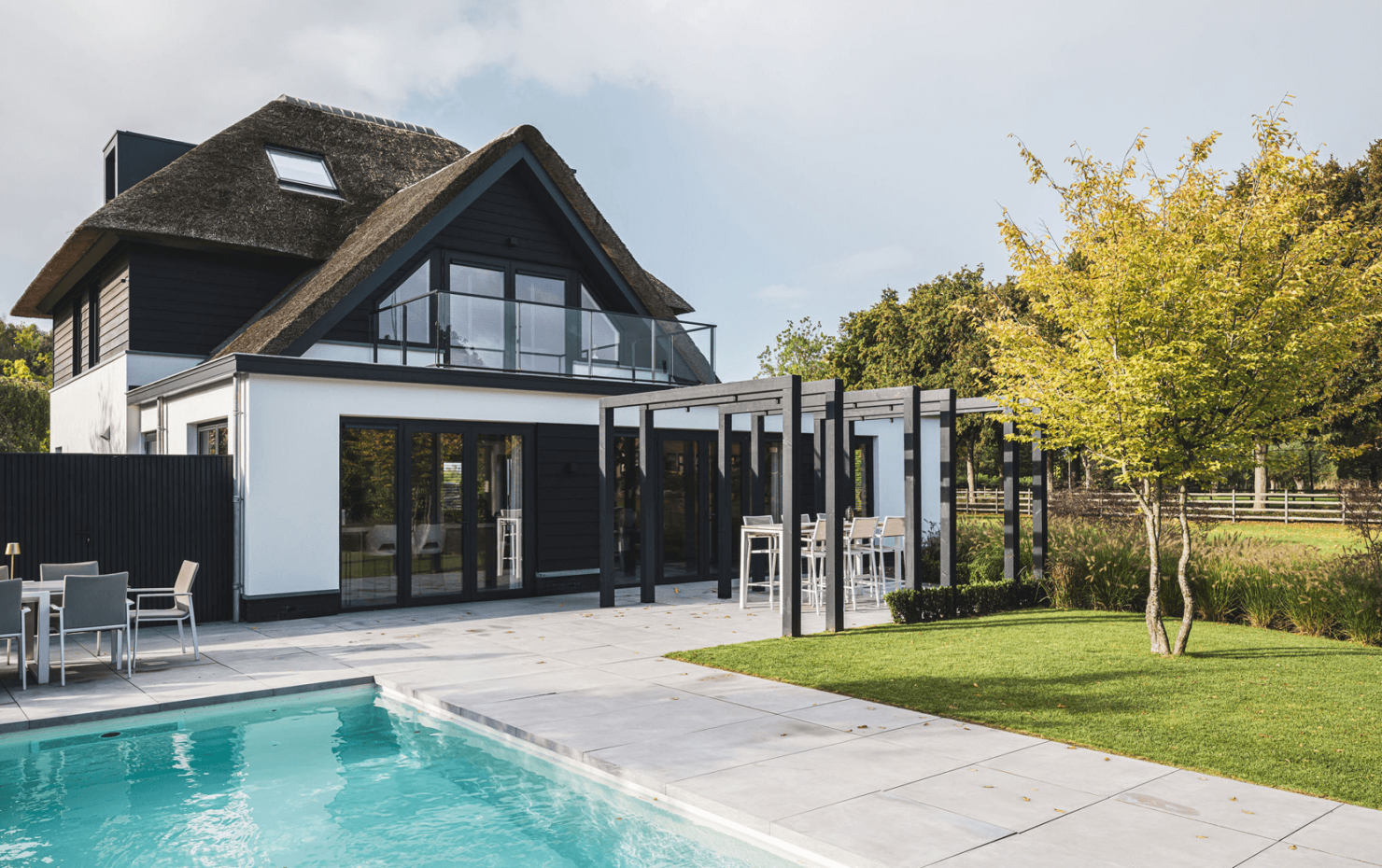 Rietgdekte villa met glazen balkon8