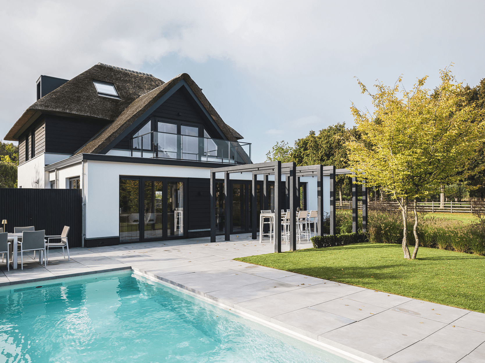 Rietgdekte villa met glazen balkon8