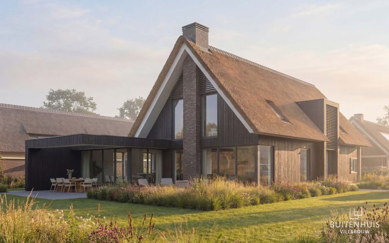 Stoere villa met rieten kap en houten gevelaccenten – i150